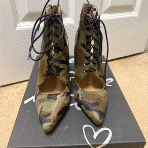Banana republic Daphne Camouflage Lace-Up Ankle Boots- new in box!!